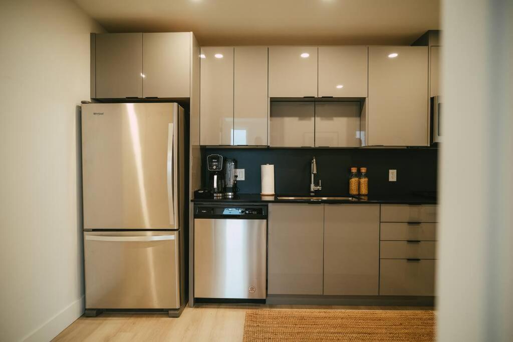 شقة Chic Cozy Retreat - 2Br - Stunning North End Views هاليفاكس المظهر الخارجي الصورة